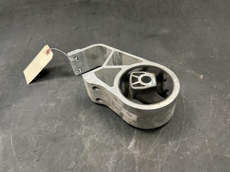 Rear Transmission Mount Bracket 2020 GMC Acadia 84699434 2021 2022 2023