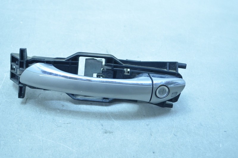 03-06 MERCEDES-BENZ W211 E500 FRONT LEFT SIDE EXTERIOR DOOR HANDLE SILVER OEM