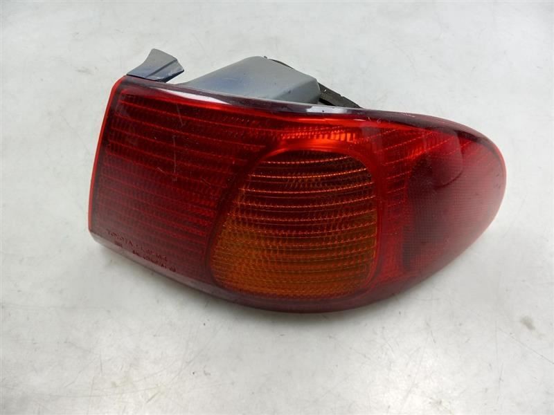 98-02 TOYOTA COROLLA VE PASSENGER SIDE REAR QUARTER MOUNTED TAIL LIGHT ASSEMBLY