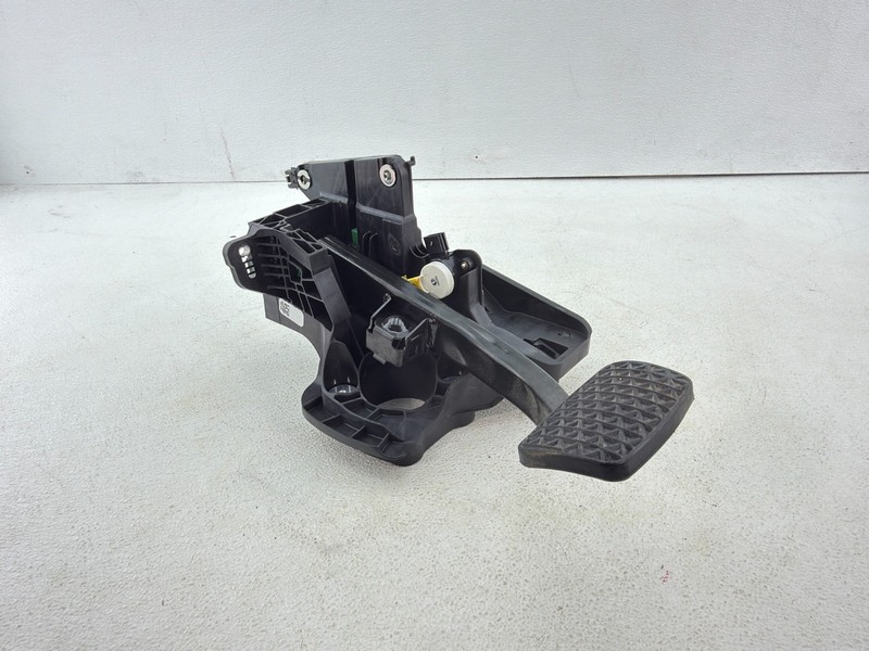 2016-2024 CHEVROLET MALIBU 1.5L FLOOR BRAKE STOP PEDAL W/ MOUNT FRAME OEM