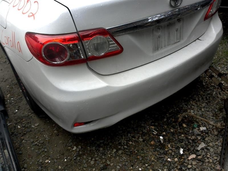 11 12 13 TOYOTA COROLLA L REAR BUMPER ASSEMBLY WHT-040 SCRATCHES