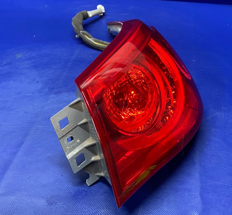2014-2016 INFINITI Q50 RIGHT SIDE TAIL LIGHT LAMP QUARTER PANEL MOUNTED # 77699
