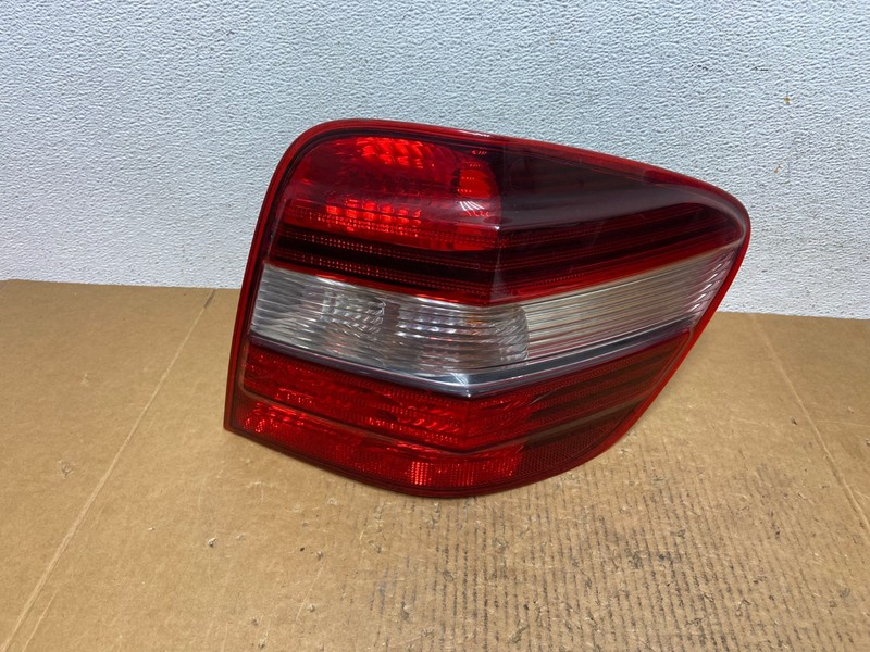 2009 to 2011 Mercedes ML350 ML-Class Right Passenger RH Tail Light AE0631 LK