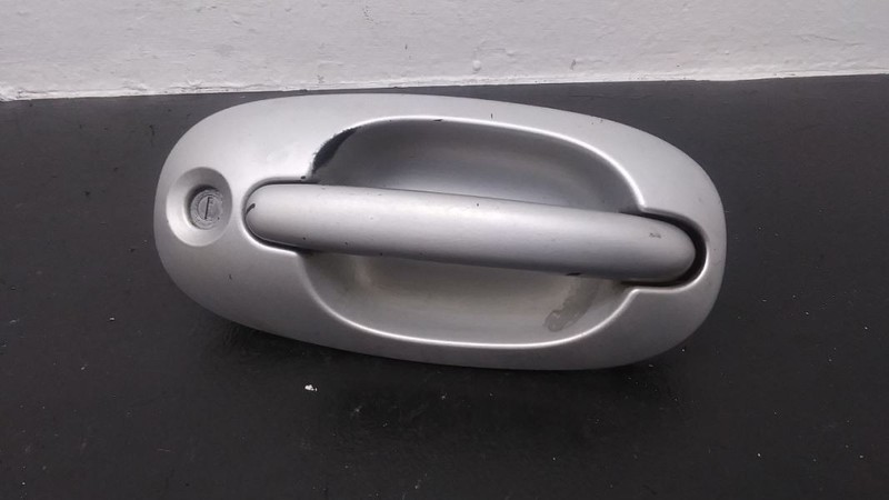 00 Chrysler Town & Country Front Right Door Handle Silver (PS2) OEM 04717406