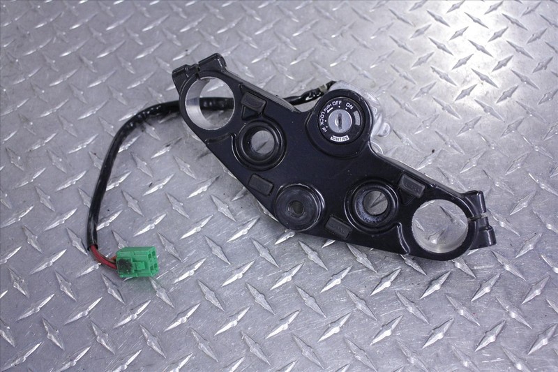 2005 SUZUKI GS 500 FK UPPER TROP TRIPLE TREE CLAMP W/IGNITION SWITCH GS500 05