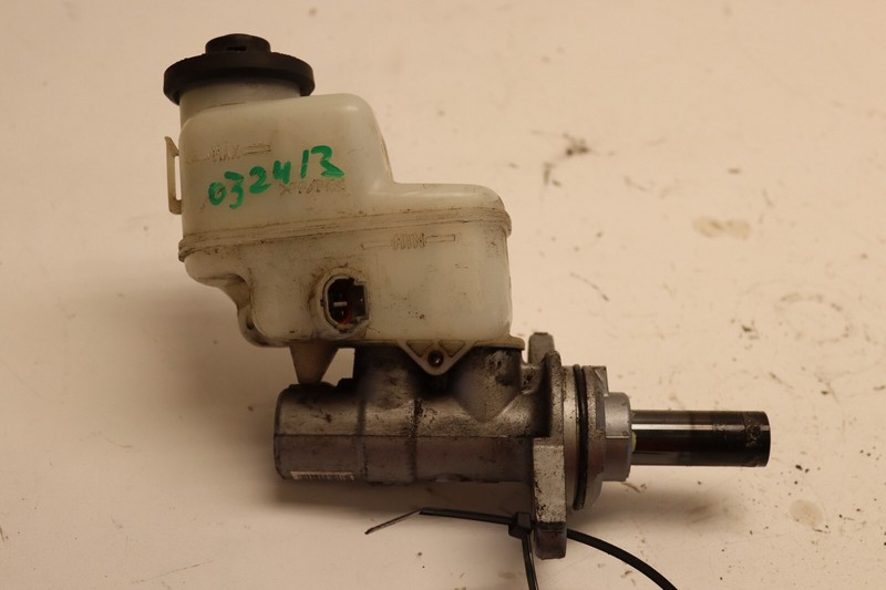2012-2015 TOYOTA TACOMA 4WD CREW CAB POWER BRAKE MASTER CYLINDER W/ TANK OEM