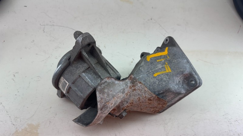 2008–2014 Mercedes W204 C250 Engine Motor Bracket Mount Right Side OEM