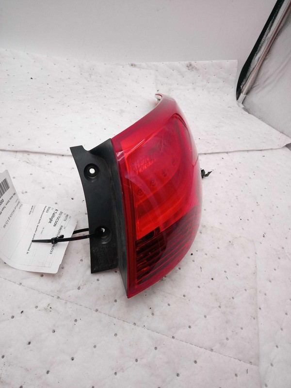 2015 Hyundai Tucson Right Tail Light Assembly Red OEM 535531 Used 88K Miles