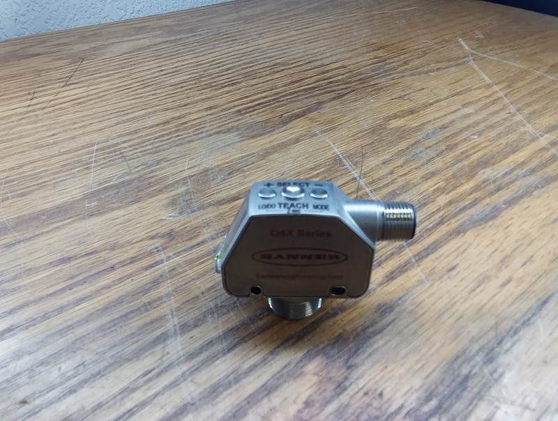 Banner Q4XTBLAF300-Q8 Laser Sensor