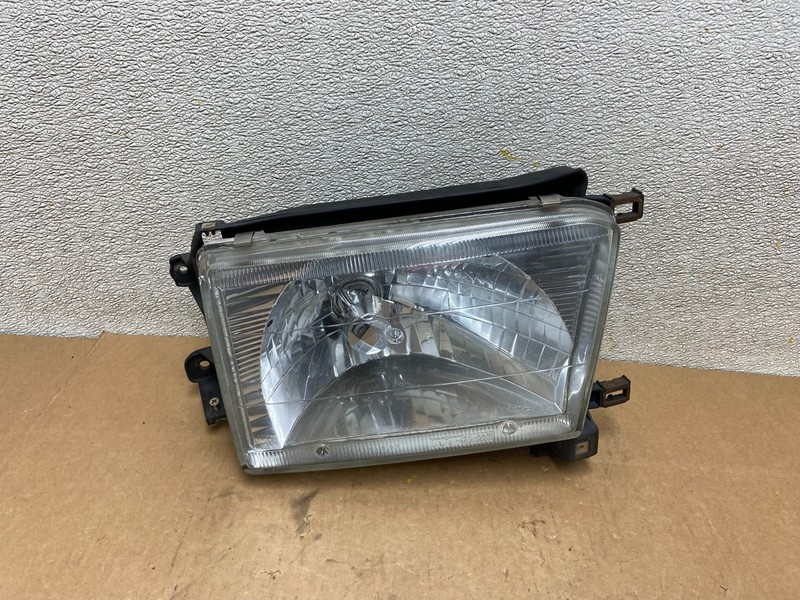 1996 to 2002 Toyota 4Runner Halogen Right Headlight Oem Z6797 DW