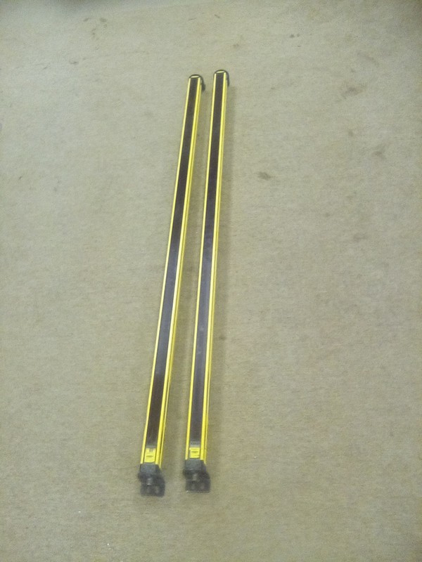 Banner EZ Screen Light Curtain SLSCR30-1200Q8 Receiver & SLSCE30-1200Q8 Emitter
