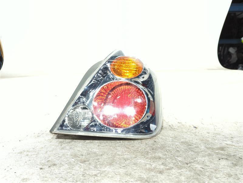 2004 Nissan Altima Right Tail Light Assembly Tan OEM 452117 Used 148K Miles