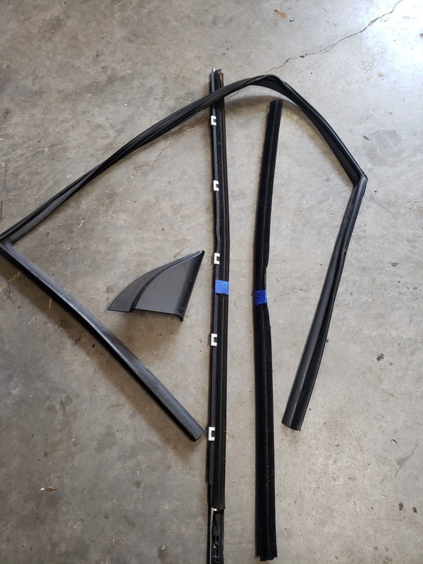 2017-2018 HYUNDAI ELANTRA FRONT RIGHT DOOR Trim SEAL OEM