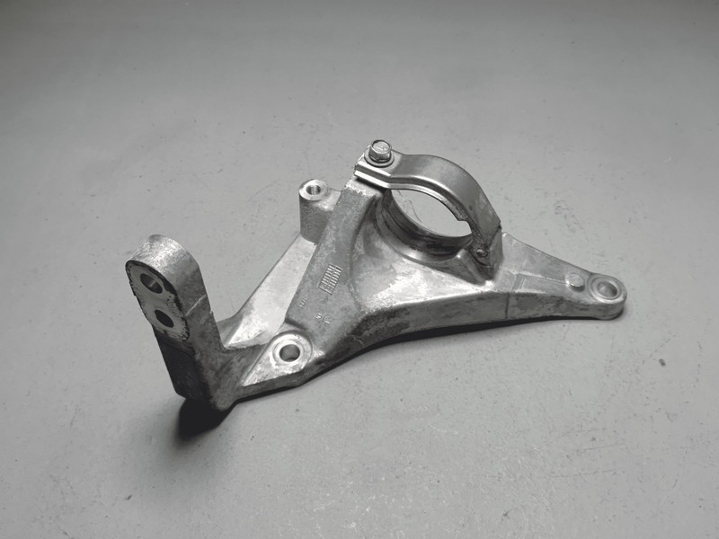 2021 Nissan Rogue AWD Front Axle Drive Shaft Bearing Mount Support Bracket OEM
