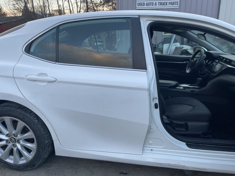 2018-24 TOYOTA CAMRY RIGHT ROCKER W/POST WHITE PC:040 2.5L AT FWD 100K LE 62863