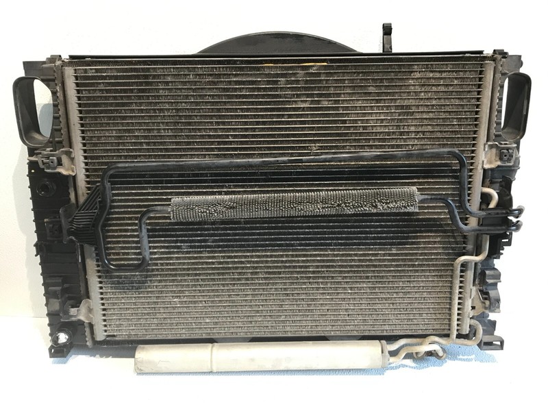 03-06 Mercedes CLS500 E500 Engine Cooling Radiator A/C Condenser Fan Shroud Assy