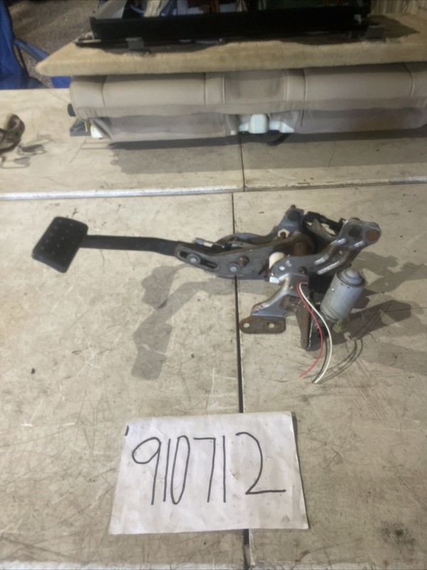 2004-2009 Cadillac SRX Brake Pedal Assembly Used OEM