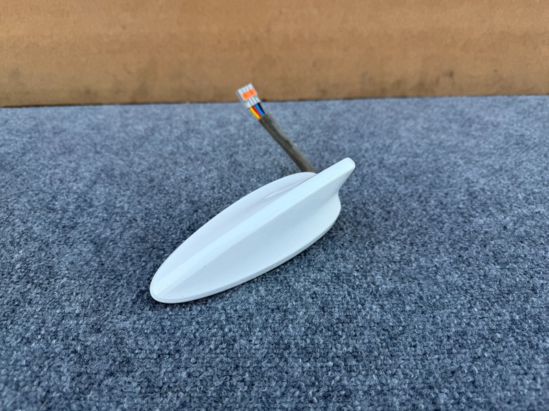 GENESIS GV70 2022-2026 OEM TOP UPPER ROOF SHARK FIN RADIO ANTENNA WHITE (UYH)