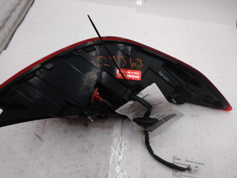 2019 Hyundai Elantra Right Tail Light Assembly Silver Used 697448 73K Miles