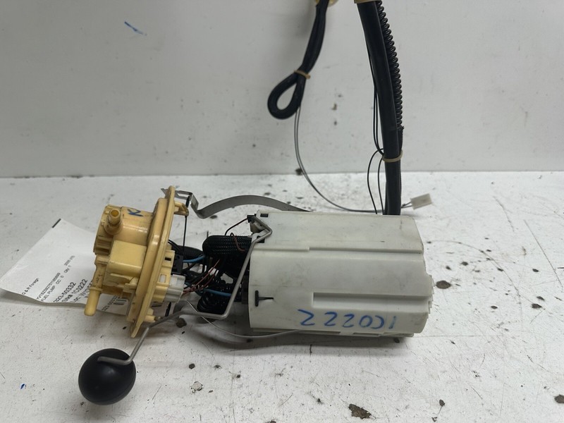 2006 Volvo XC70 SW Fuel Pump w Sending Unit & Bracket