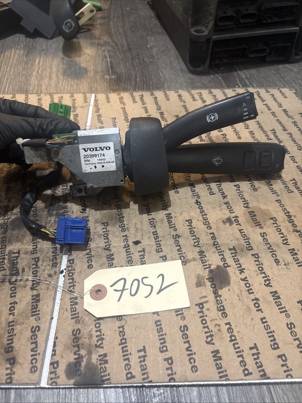 VOLVO VNL SWITCH ENGINE BRAKE - P/N: 20399174 20553738