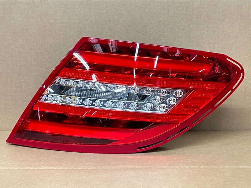 ⭐NICE! 2012-2015 MERCEDES C CLASS C250 C300 W204 RIGHT PASSENGER TAILLIGHT OEM
