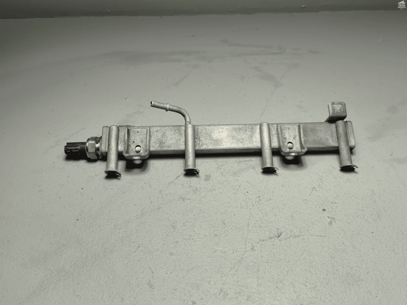 2018-2019 Toyota Camry 2.5L Engine Motor Fuel Injection Injector Rail OEM