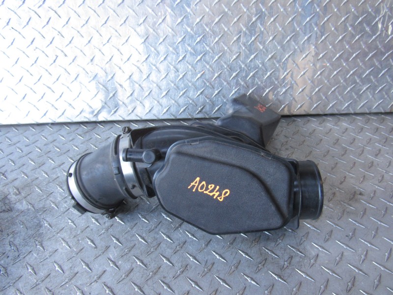 03 INFINITI G35 SDN 4DR AT AIR INTAKE TUBE