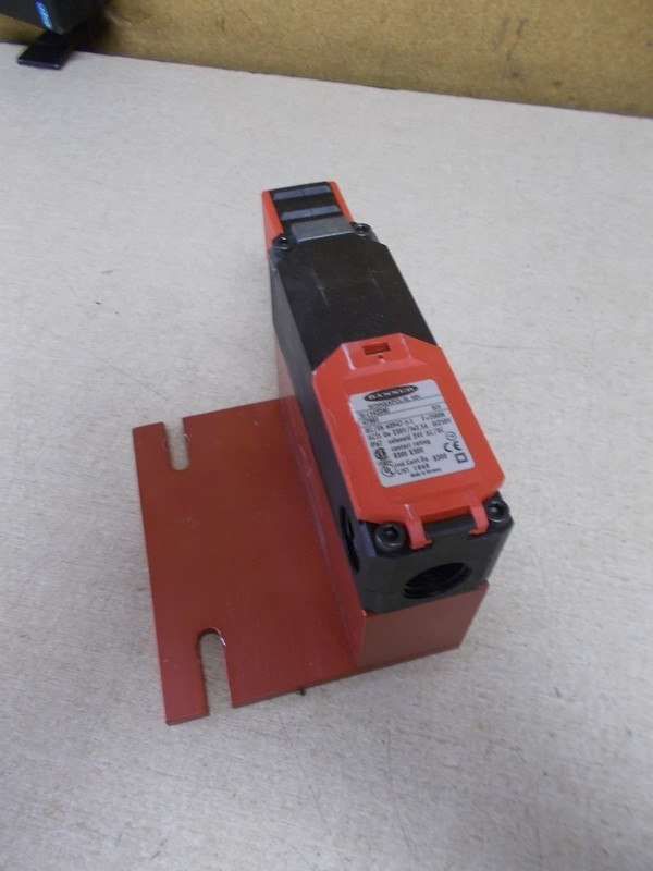 Banner S1-LS42DMI Interlock Switch IEC 600947-5-1 *FREE SHIPPING*