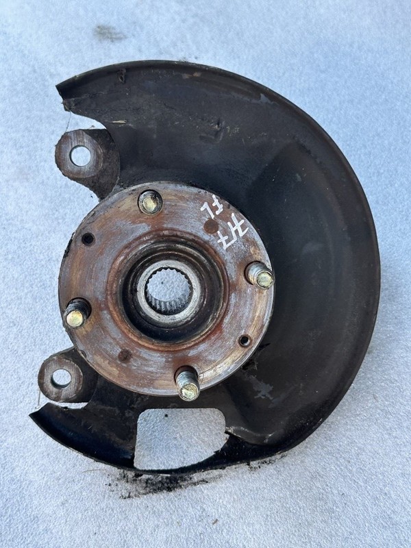 1984 1985 HONDA ACCORD LEFT DRIVER FRONT SPINDLE KNUCKLE HUB CARBURETED MODELS