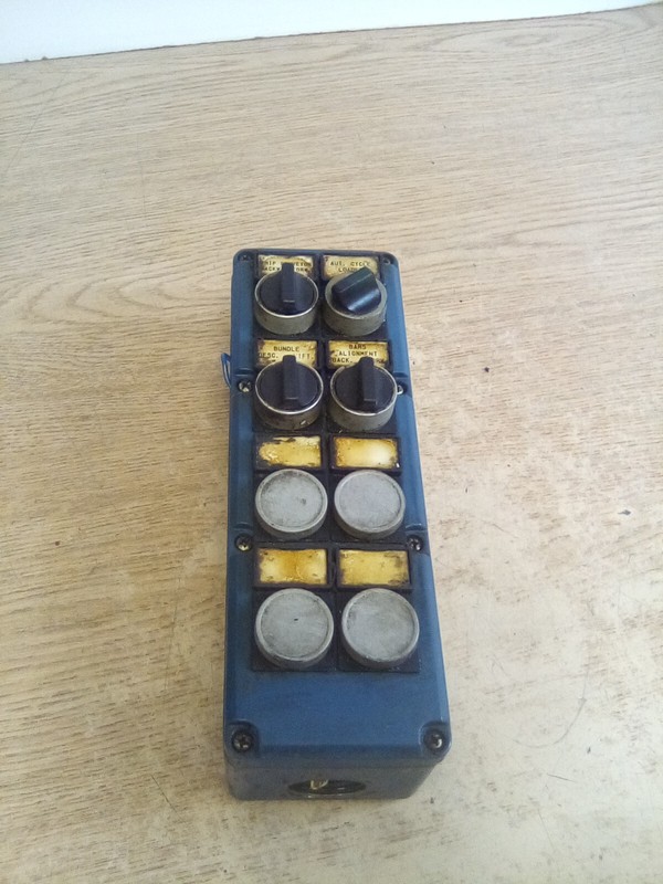 Siemens 8 Button Machine Control Station W/ (8) Siemens 3SB1400-0B