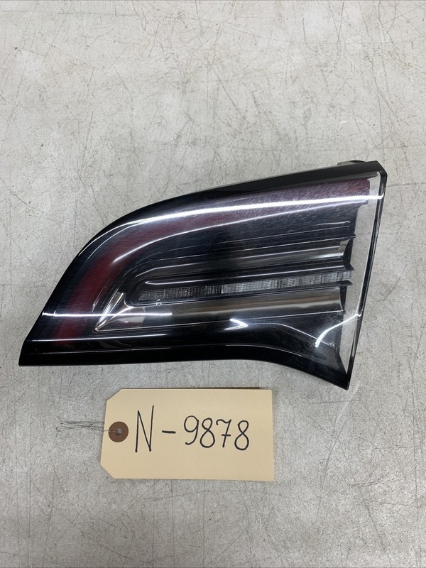 2021-2023 Tesla 3 TAILLIGHT Tail Light Lid RH 3-pin 1077402-99-F 9878 B17