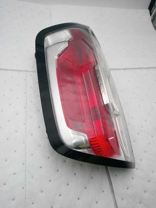 2017 GMC Canyon Left Tail Light Assembly RED 112312 Used 84K Miles