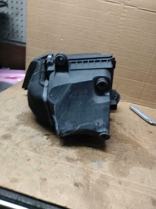 2015 Jeep Grand Cherokee Air Cleaner Assembly OEM 68213830AA Used 3.0L Diesel