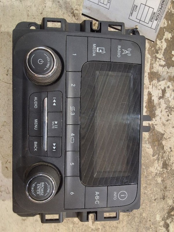 2017-2020 Dodge Ram 1500 Radio Display and Receiver 3" Screen w/o Bluetooth