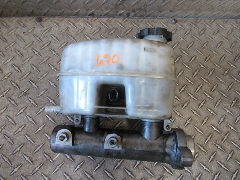 04 05 06 GMC YUKON XL 1500 BRAKE MASTER CYLINDER