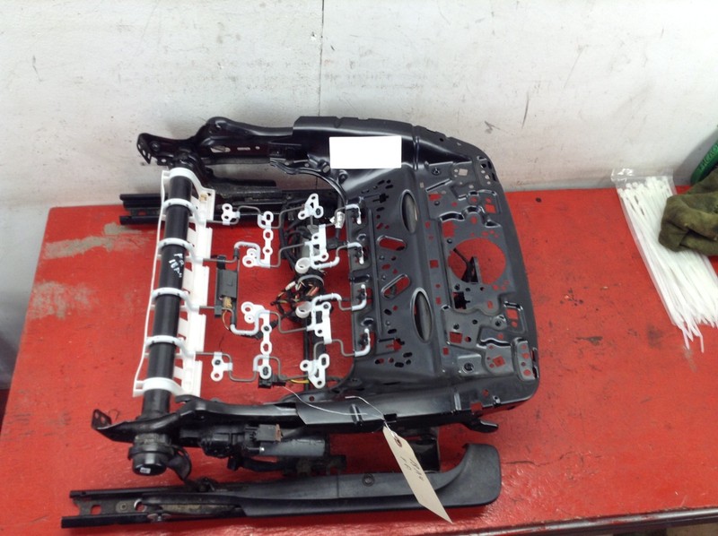 17-19 AUDI A4 FWD FRONT RIGHT PASSENGER SEAT LOWER TRACK FRAME OEM