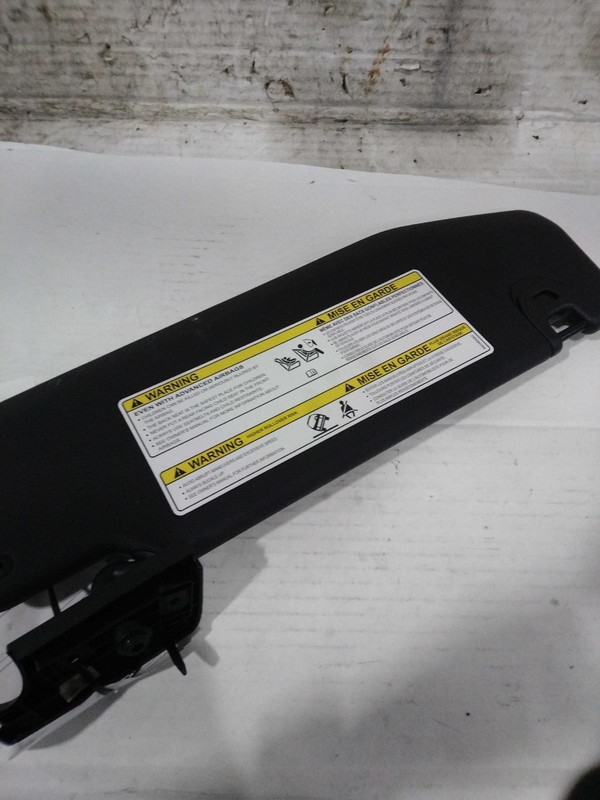 Used Left Sun Visor fits: 2021 Jeep Wrangler VIN X 6th digit JL body w/o illumin