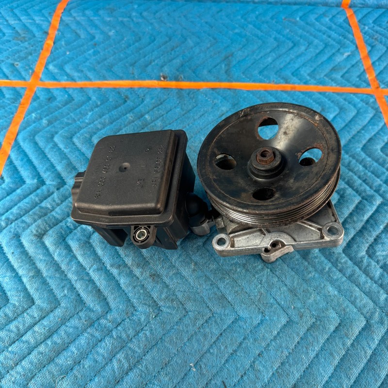 1997–2002 Mercedes-Benz CLK320 OEM power steering pump with reservoir 2107254