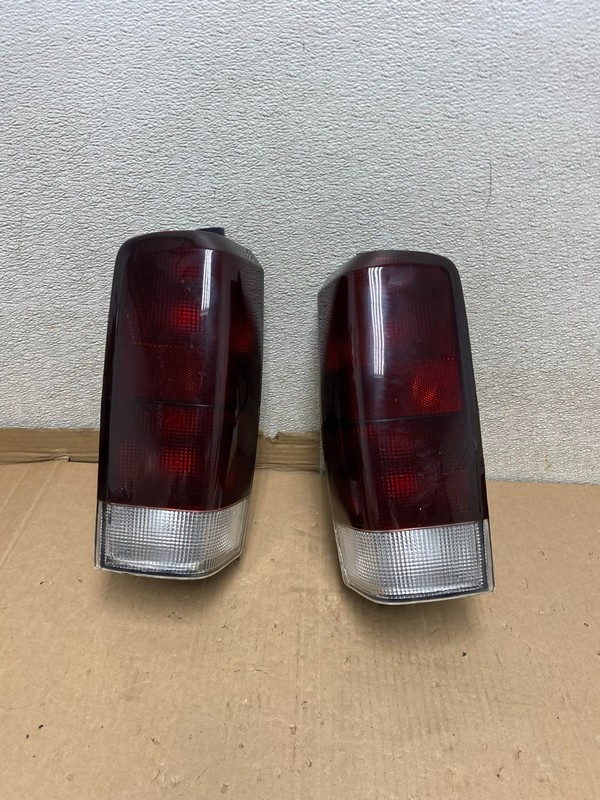 1997 to 2001 Jeep Cherokee Left+Right Side Set Black Tail Lights U7129 DW