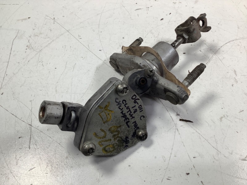 06-011 Honda Civic Manual 1.8L Clutch Master Cylinder Assembly 46925-TA0-A02 OEM