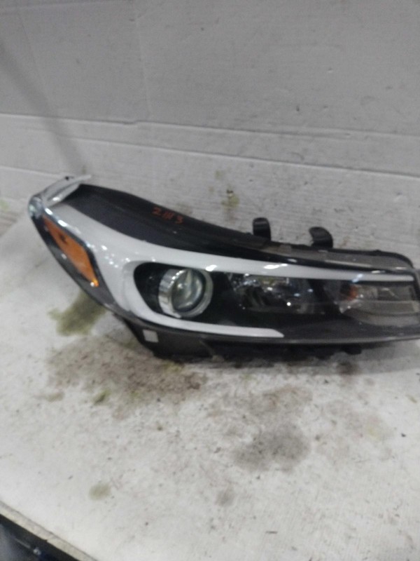 2018 KIA Forte Right Headlight Assembly Silver OEM 639811 124K Miles