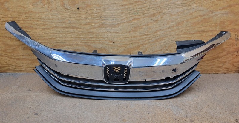 2016 2017 Honda Accord Sedan Front Bumper Grille Assembly OEM "DAMAGED "
