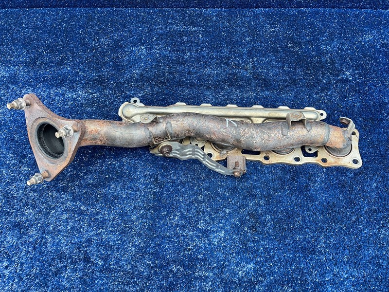 2007–2013 TOYOTA TUNDRA RIGHT EXHAUST MANIFOLD WITH HEAT SHIELD OEM