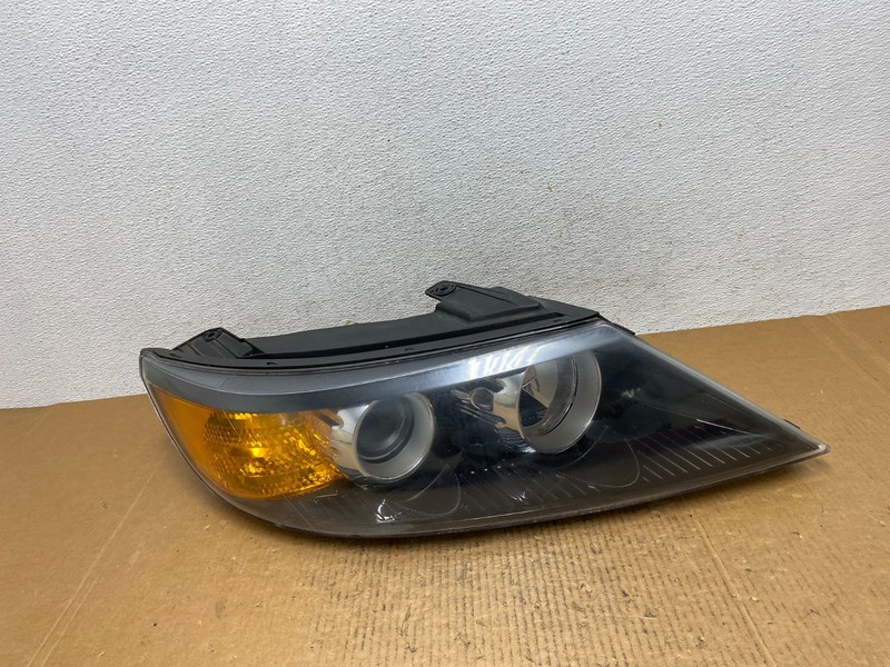 2011 to 2013 Kia Sorento Right Passenger RH Side Headlight Halogen Oem AE1241 DW