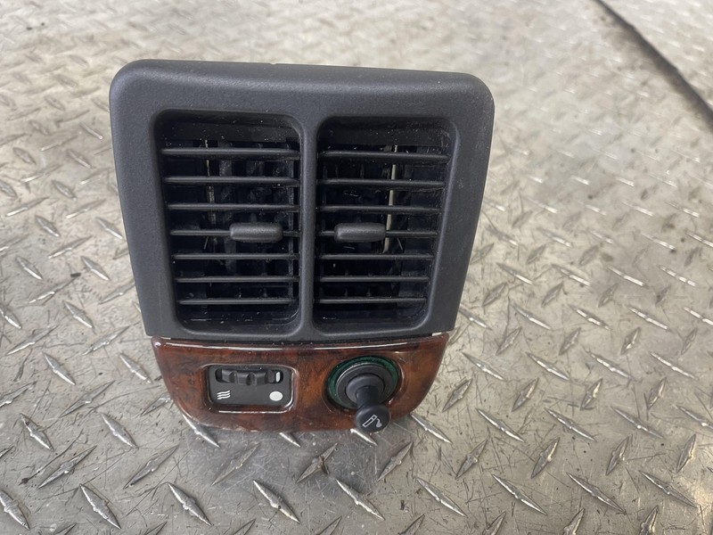JAGUAR VANDEN PLAS XJ8 XJR 1998 1999 2000 2001 2002 2003 REAR LOWER VENT LIGHTER