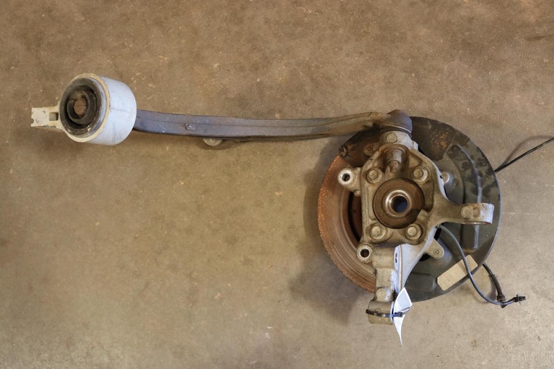 2011-2015 FORD EXPLORER FWD FRONT LEFT SPINDLE KNUCKLE WHEEL HUB W/ ARM OEM