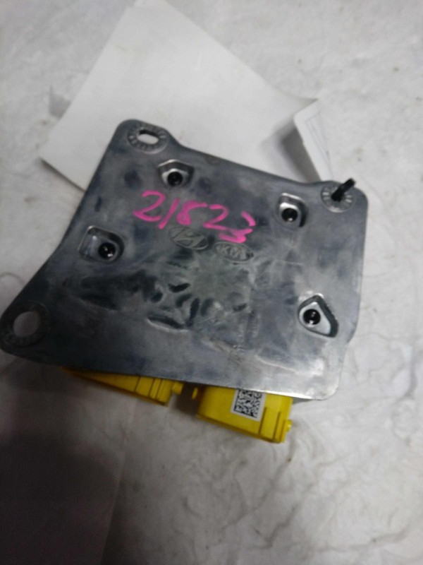 Used Air Bag Module fits: 2022 Kia Telluride Air Bag under center console Grade