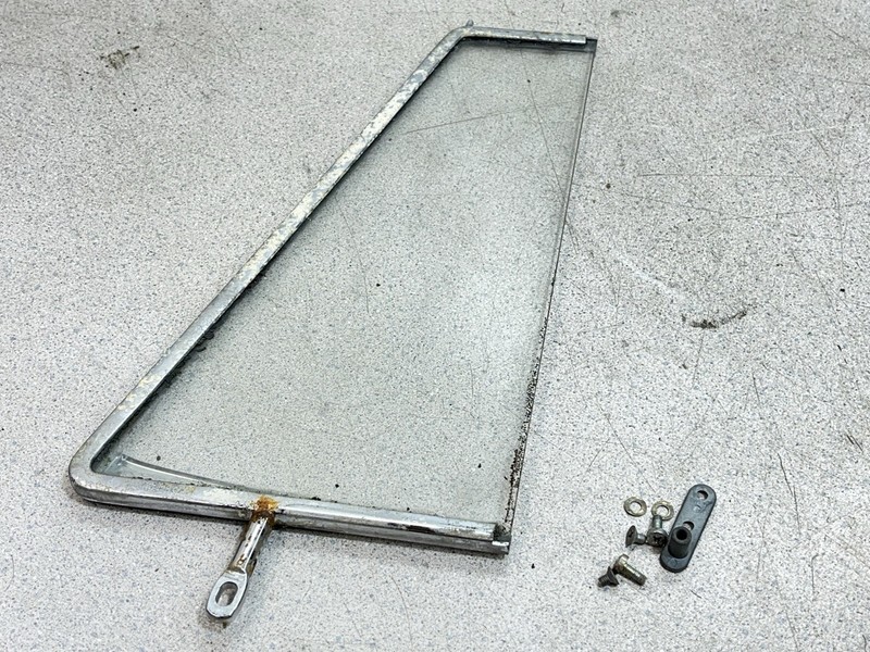 67 Mercedes Benz W110 Front Right Passenger Door Swivel Window Glass Winder 110