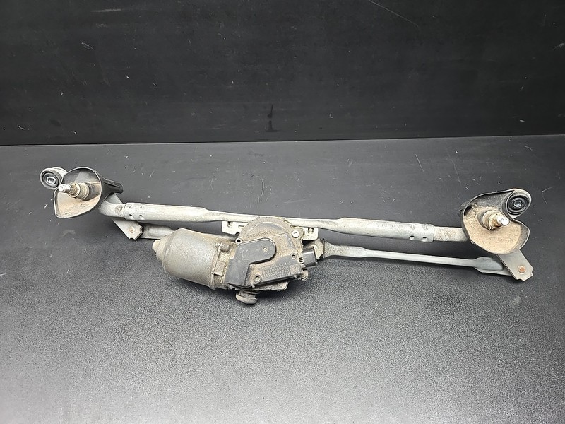 2006 - 2013 LEXUS IS250 IS350 FRONT WINDSHIELD WIPER MOTOR ASSEMBLY 85110-60400